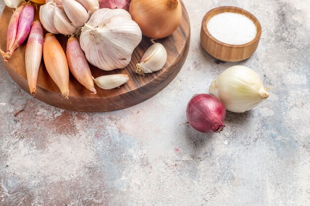 Vorderansicht Zwiebeln und Knoblauch frische Zutaten mit Gewürzen