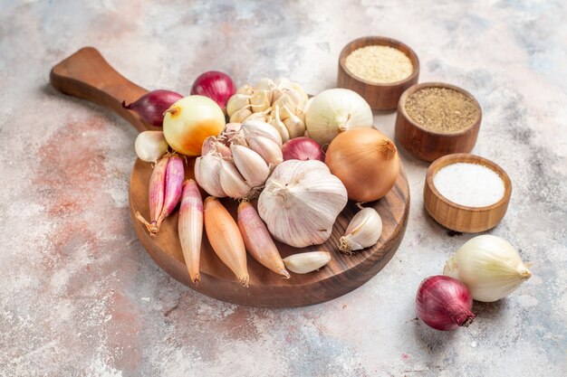 Vorderansicht Zwiebeln und Knoblauch frische Zutaten mit Gewürzen