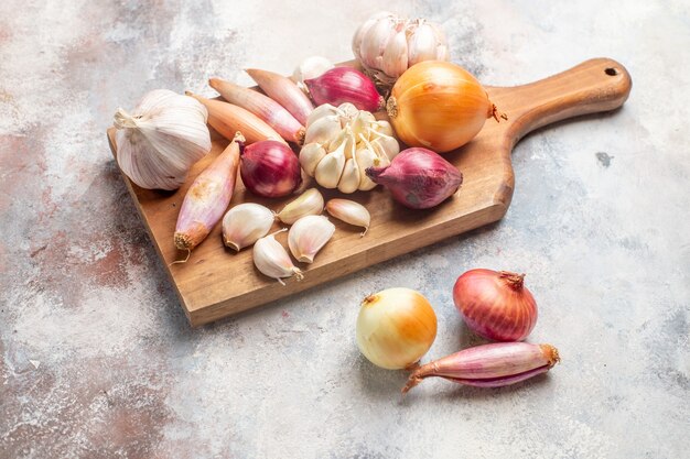 Vorderansicht Zwiebeln und Knoblauch frische Zutaten zum Essen