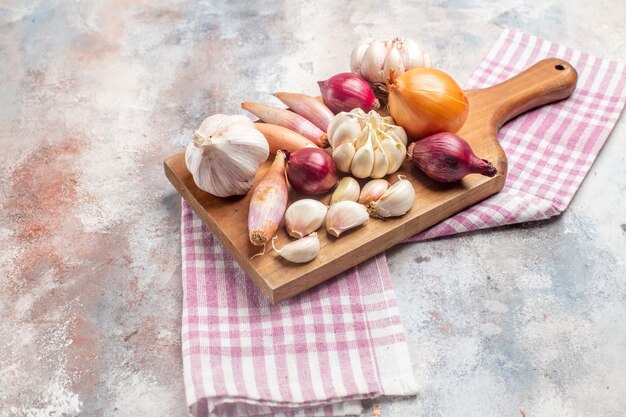 Vorderansicht Zwiebeln und Knoblauch frische Zutaten zum Essen