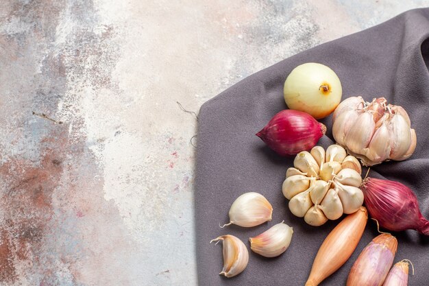 Kostenloses Foto vorderansicht zwiebeln und knoblauch frische zutaten