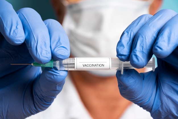 Vorderansichtarzt, der Impfstoff hält