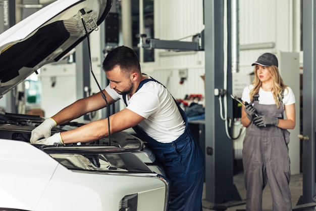 Vorderansichtautoservice-Angestelltarbeiten