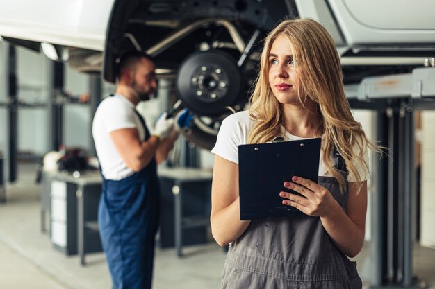 Vorderansichtautoservice-Angestellte bei der Arbeit