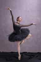 Kostenloses Foto vorderansichtballerina mit verbogenem knie