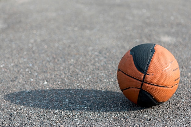 Vorderansichtbasketball auf Asphalt