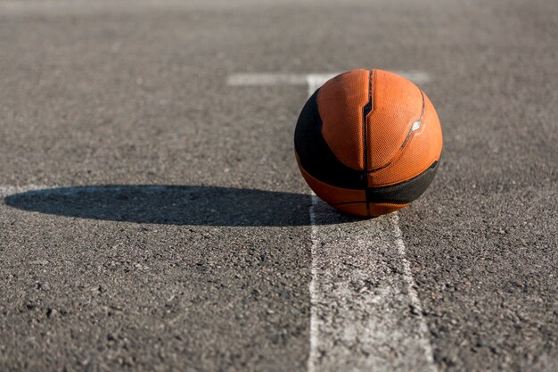 Vorderansichtbasketball auf Asphalt