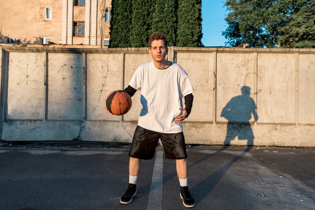 Vorderansichtbasketballspieler auf städtischem Gericht