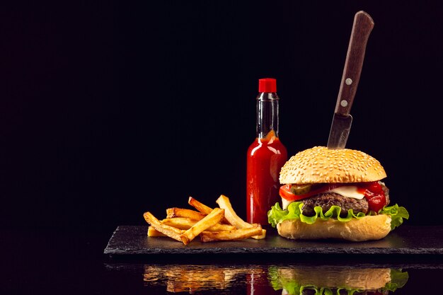 Vorderansichtburger mit Pommes-Frites