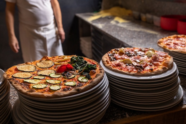 Kostenloses Foto vorderansichtchef, der pizza zubereitet