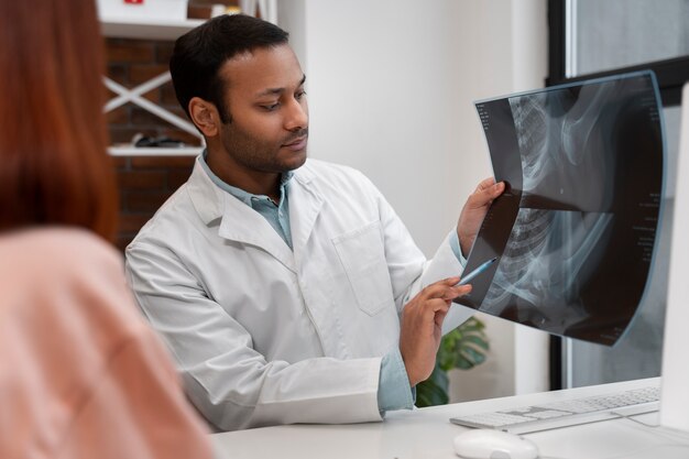 Vorderansichtdoktor, der radiographie hält