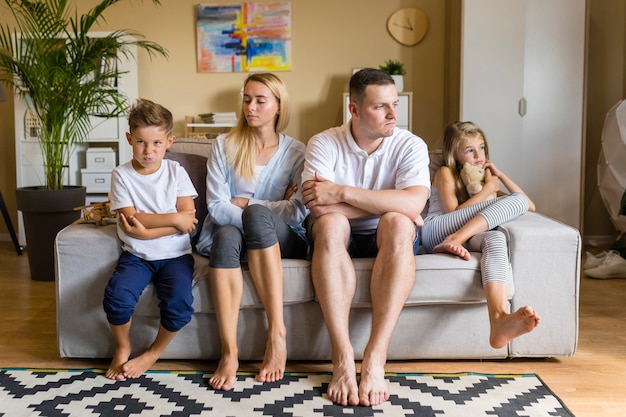 Vorderansichtfamilienabend auf einer Couch