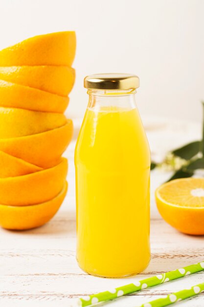 Vorderansichtflasche mit Orangensaft