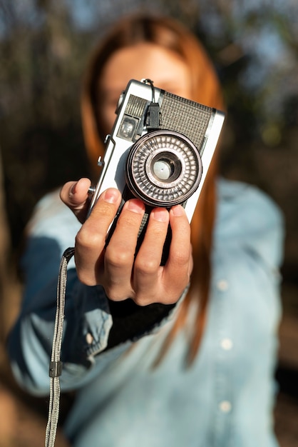 Vorderansichtfotograf mit Kamera