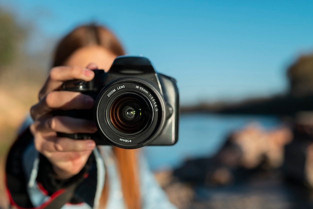 Kostenloses Foto vorderansichtfotograf mit kamera