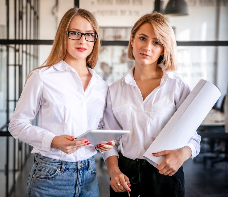 Kostenlose Foto vorderansichtfrau bei der bürofunktion