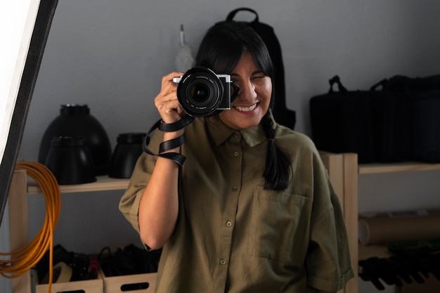 Kostenloses Foto vorderansichtfrau, die als fotografin arbeitet