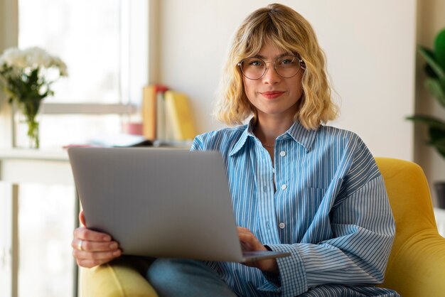 Vorderansichtfrau, die an Laptop arbeitet