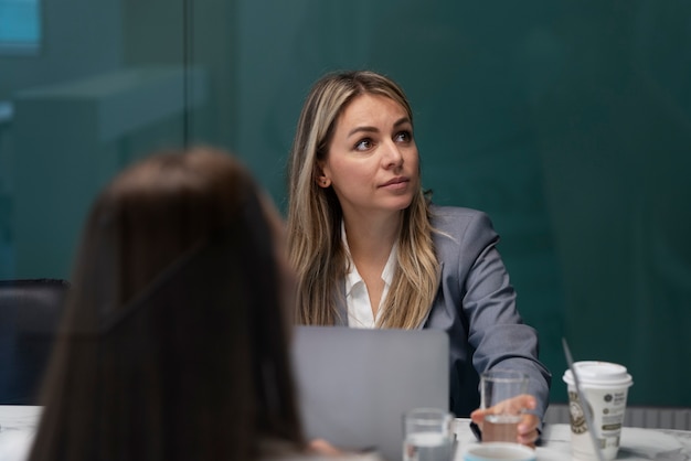 Geschäftsfrau in einem Einzelgespräch mit einem Mitarbeiter – Management von innerer Kündigung