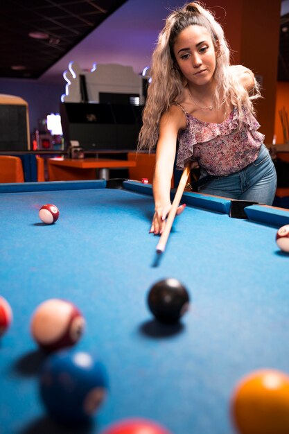 Vorderansichtfrau, die Billard spielt