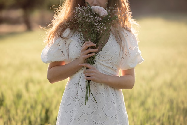 Kostenloses Foto vorderansichtfrau, die blumen hält