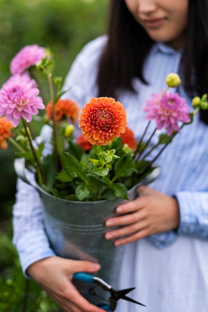 Kostenloses Foto vorderansichtfrau, die blumen hält