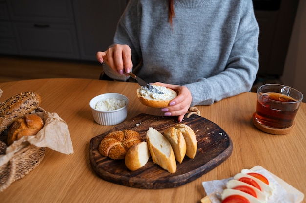 Kostenloses Foto vorderansichtfrau, die brot hält