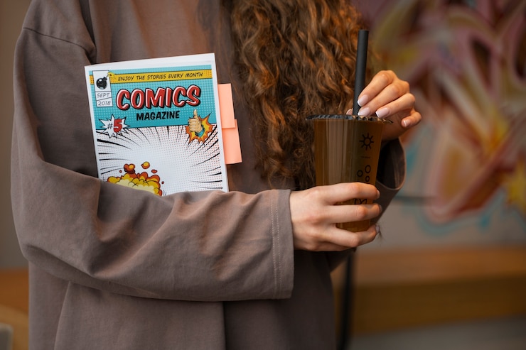 Kostenlose Foto vorderansichtfrau, die comics hält