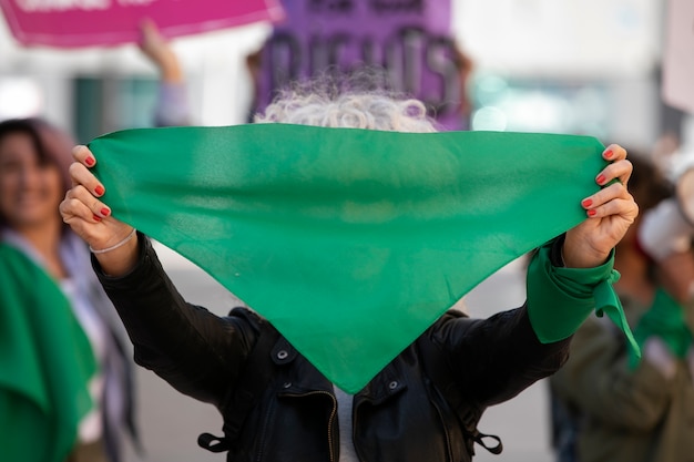 Kostenloses Foto vorderansichtfrau, die draußen protestiert