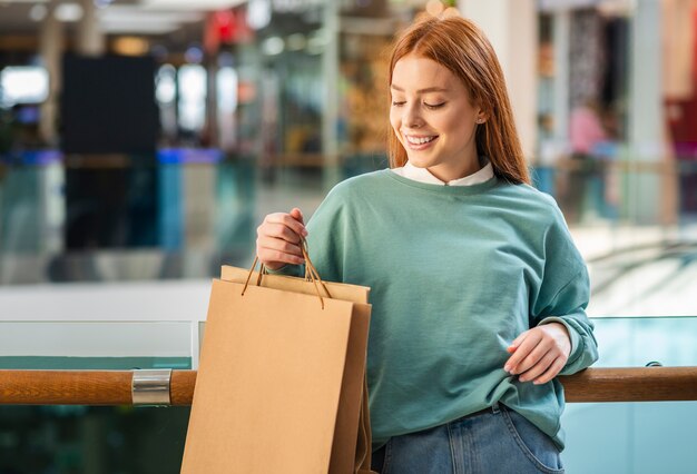 Vorderansichtfrau, die Einkaufstasche hält