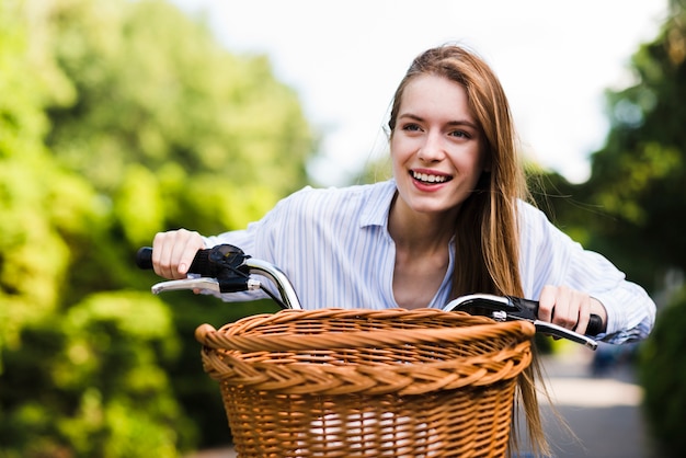 Kostenloses Foto vorderansichtfrau, die fahrrad fährt