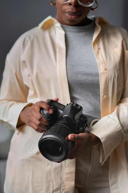Kostenloses Foto vorderansichtfrau, die fotokamera hält
