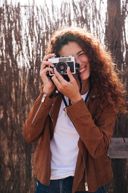 Vorderansichtfrau, die Fotos macht