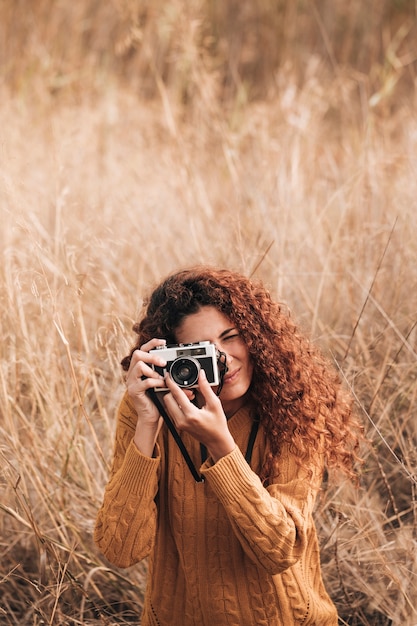 Vorderansichtfrau, die Fotos macht