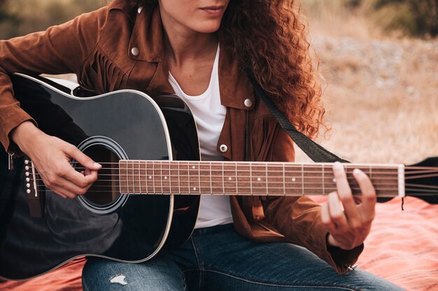 Vorderansichtfrau, die Gitarre spielt