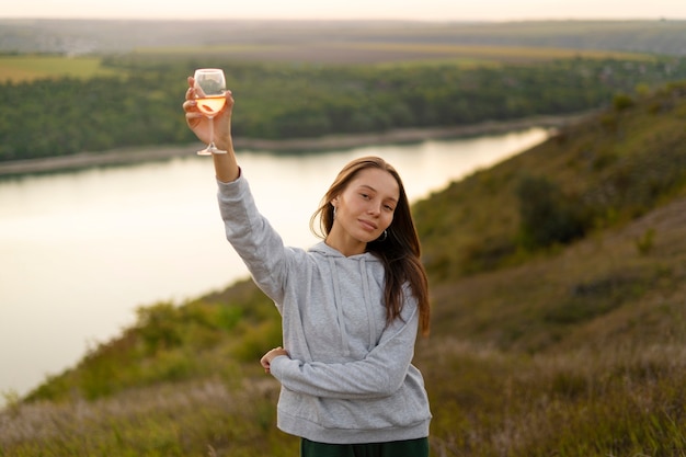 Kostenloses Foto vorderansichtfrau, die glas hochhält