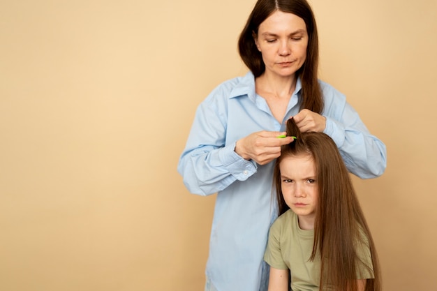 Vorderansichtfrau, die Haarkamm verwendet