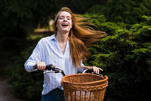 Vorderansichtfrau, die ihr Fahrrad reitet