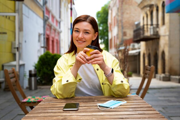 Vorderansichtfrau, die Kaffeetasse hält