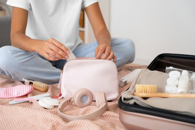 Vorderansichtfrau, die kleine Tasche packt