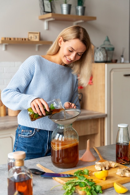 Kostenloses Foto vorderansichtfrau, die kombucha filtert