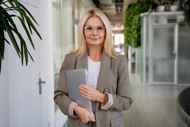 Kostenlose Foto vorderansichtfrau, die laptop hält