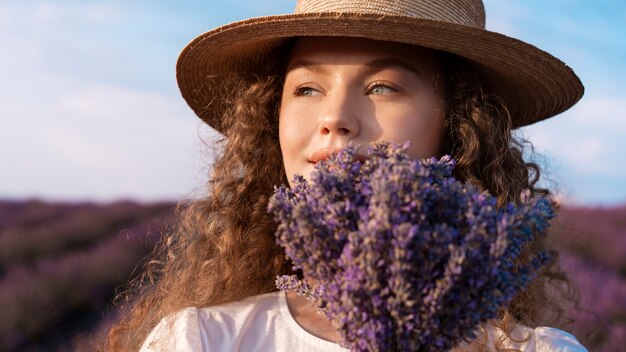 Vorderansichtfrau, die Lavendel hält