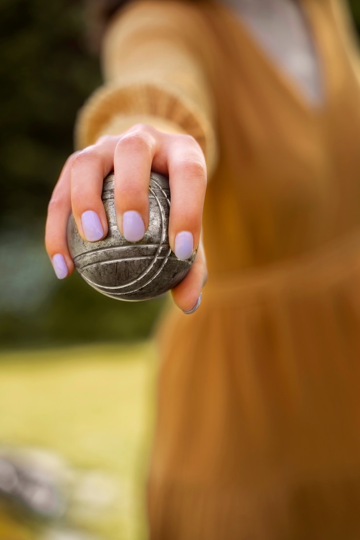Kostenlose Foto vorderansichtfrau, die metallischen ball hält