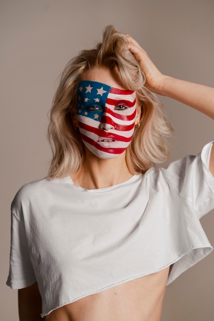 Vorderansichtfrau, die mit usa-make-up aufwirft