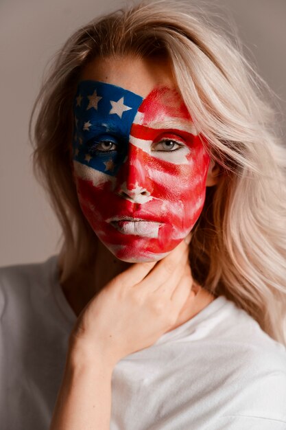 Vorderansichtfrau, die mit usa-make-up aufwirft