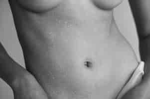 Kostenloses Foto vorderansichtfrau, die nackt mit wassertropfen aufwirft
