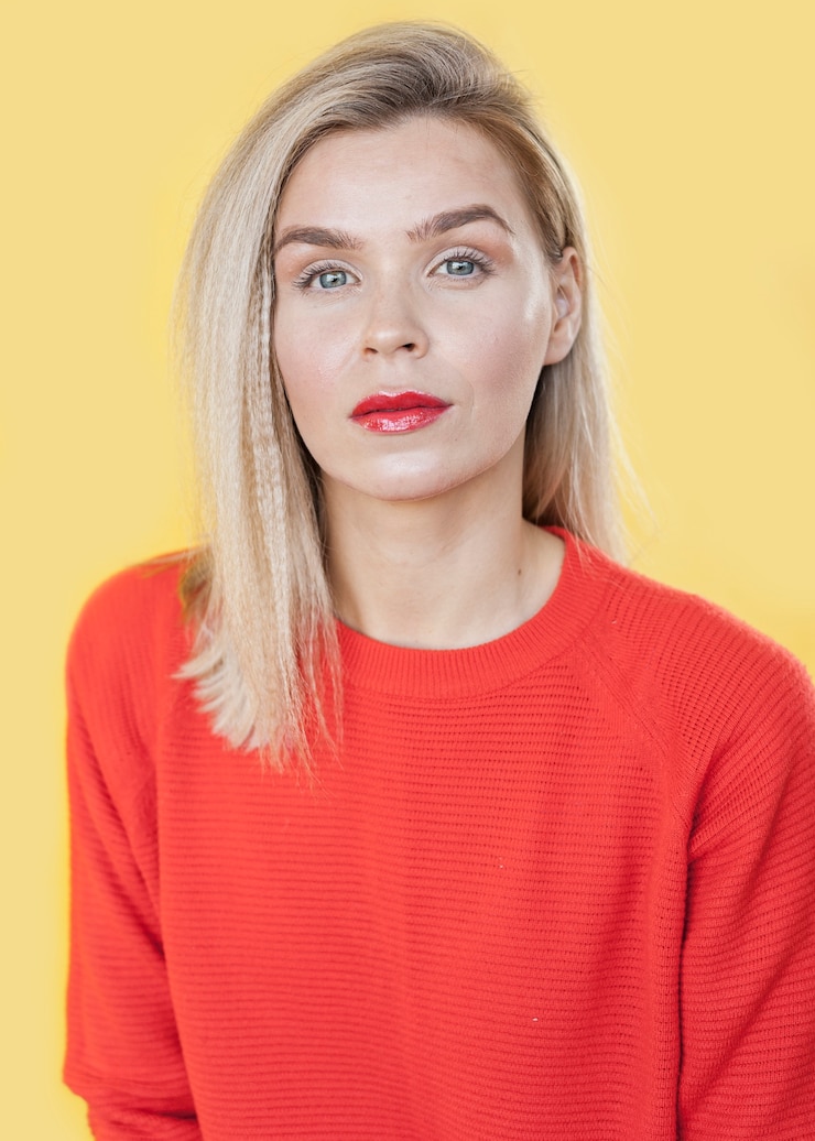 Kostenlose Foto vorderansichtfrau, die roten lippenstift trägt