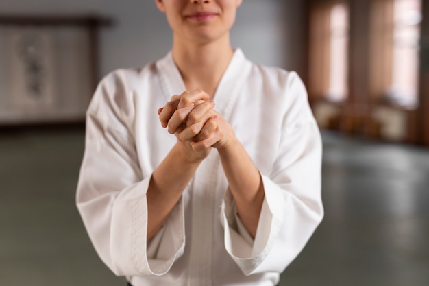 Kostenloses Foto vorderansichtfrau, die taekwondo übt