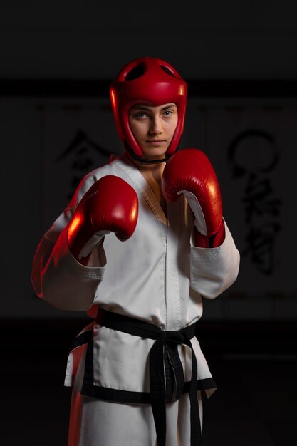 Vorderansichtfrau, die taekwondo übt